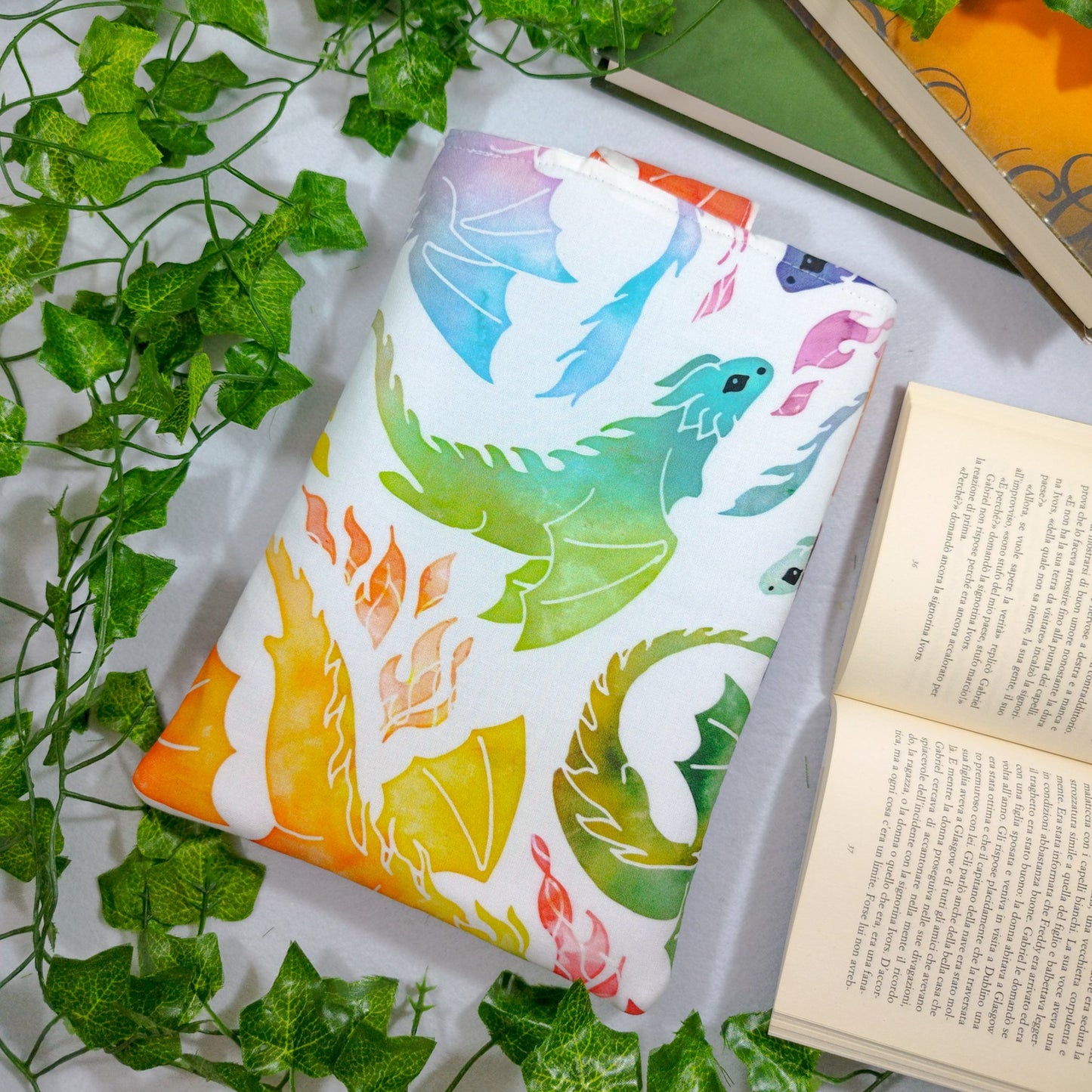 Book sleeve "Draghi che volano arcobaleno" | Custodia per libri e cover Kindle