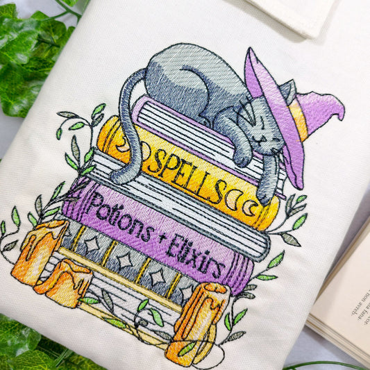 Book sleeve ricamata "Gatto sui libri delle streghe" | Custodia per libri e cover Kindle