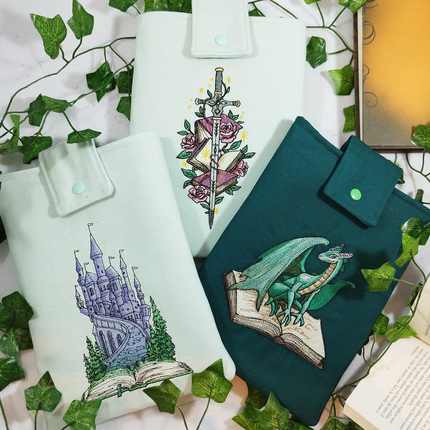 Book sleeve ricamata "Spada e libri" | Custodia per libri e cover Kindle