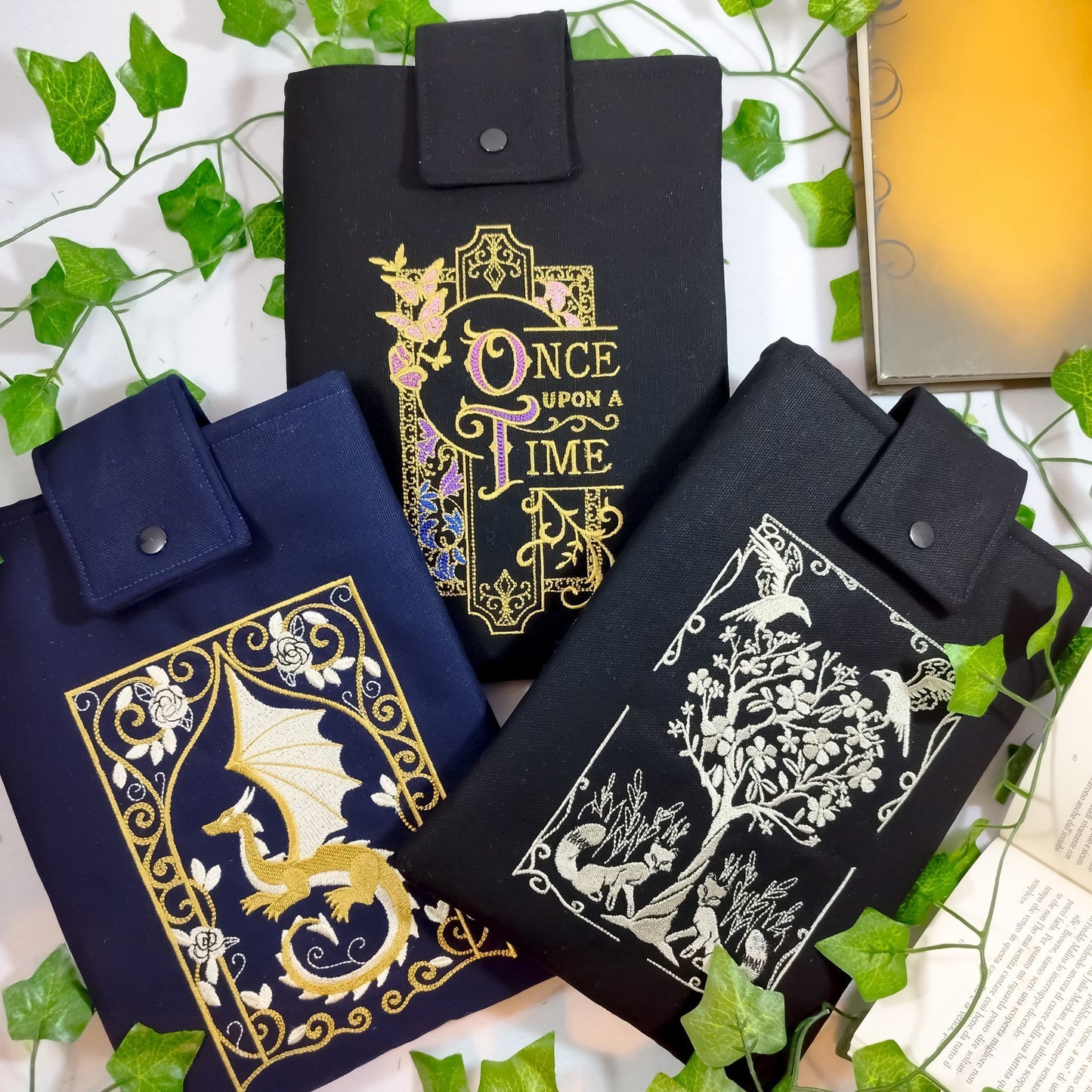 Book sleeve ricamata "Drago e ghirigori" | Custodia per libri e cover Kindle