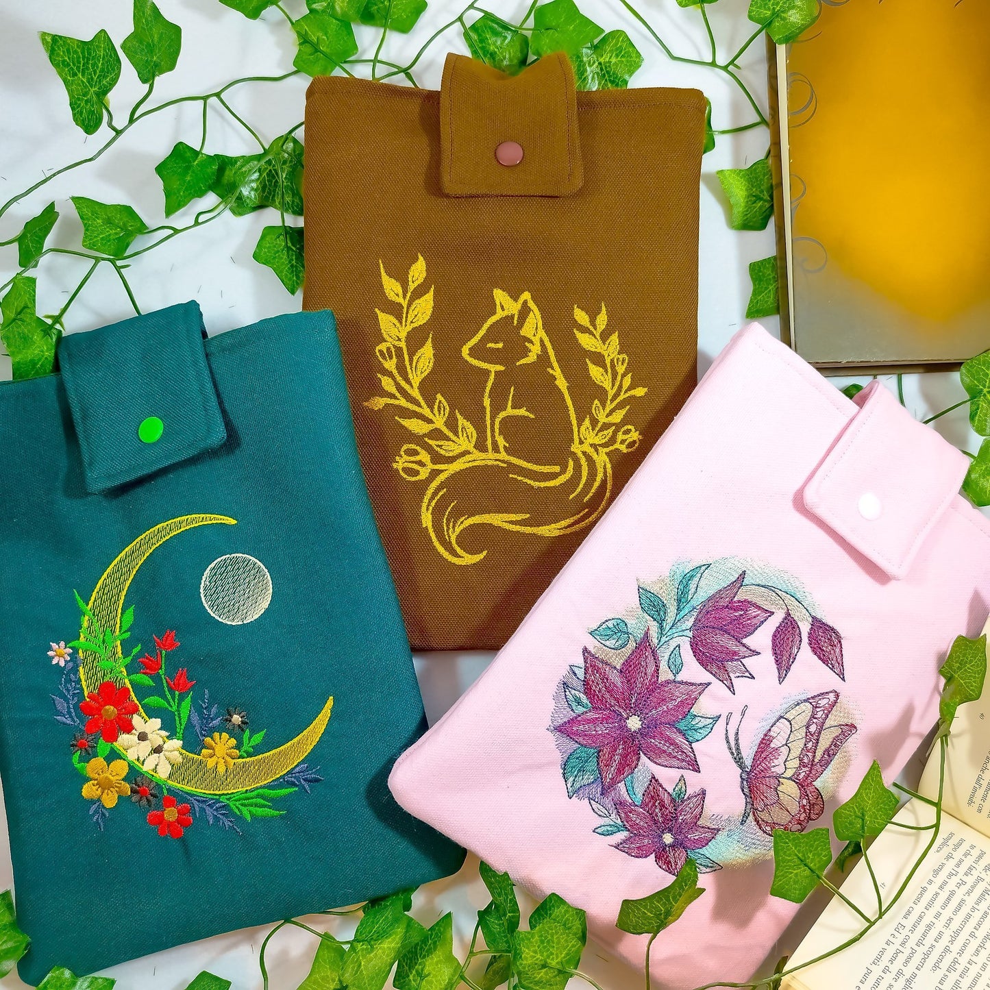 Book sleeve ricamata "Luna e fiori" | Custodia per libri e cover Kindle