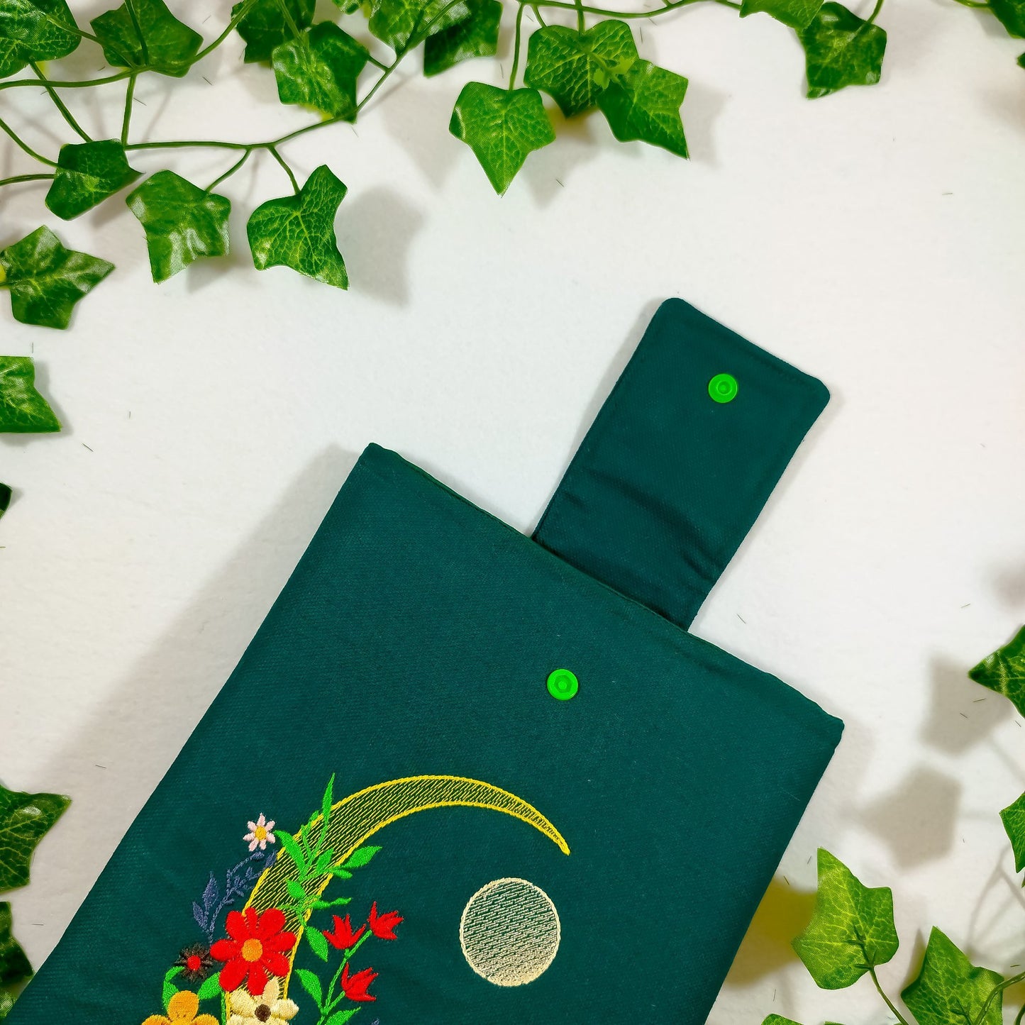 Book sleeve ricamata "Luna e fiori" | Custodia per libri e cover Kindle