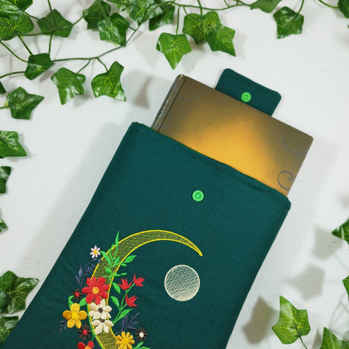 Book sleeve ricamata "Luna e fiori" | Custodia per libri e cover Kindle