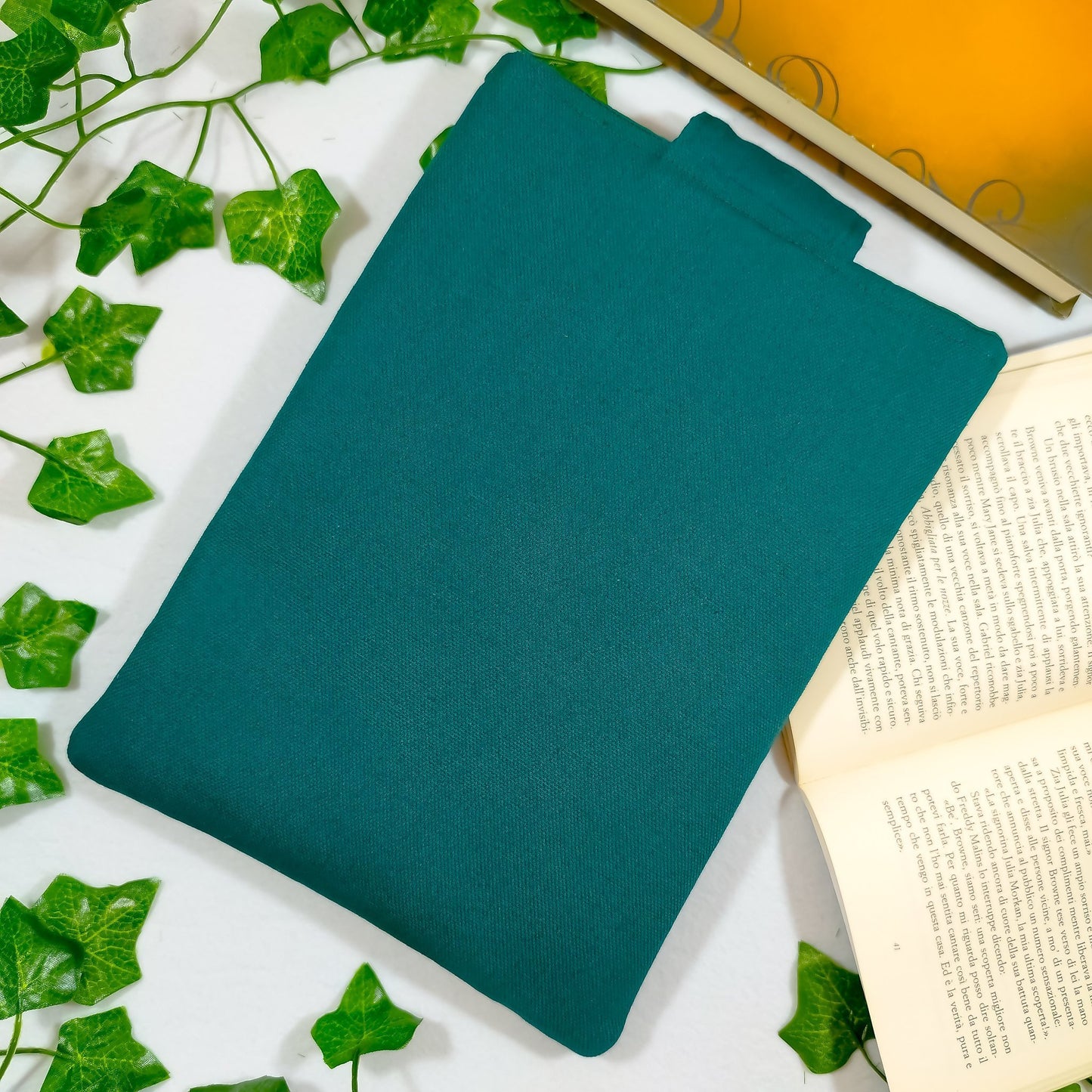 Book sleeve ricamata "Luna e fiori" | Custodia per libri e cover Kindle