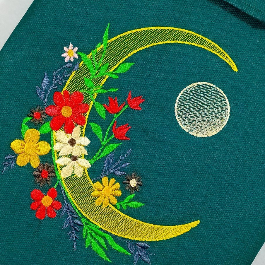 Book sleeve ricamata "Luna e fiori" | Custodia per libri e cover Kindle