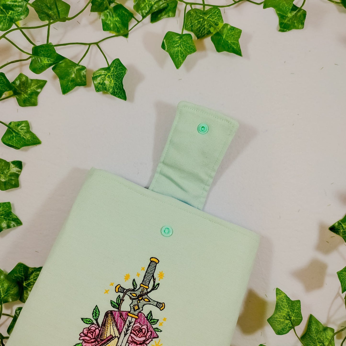 Book sleeve ricamata "Spada e libri" | Custodia per libri e cover Kindle