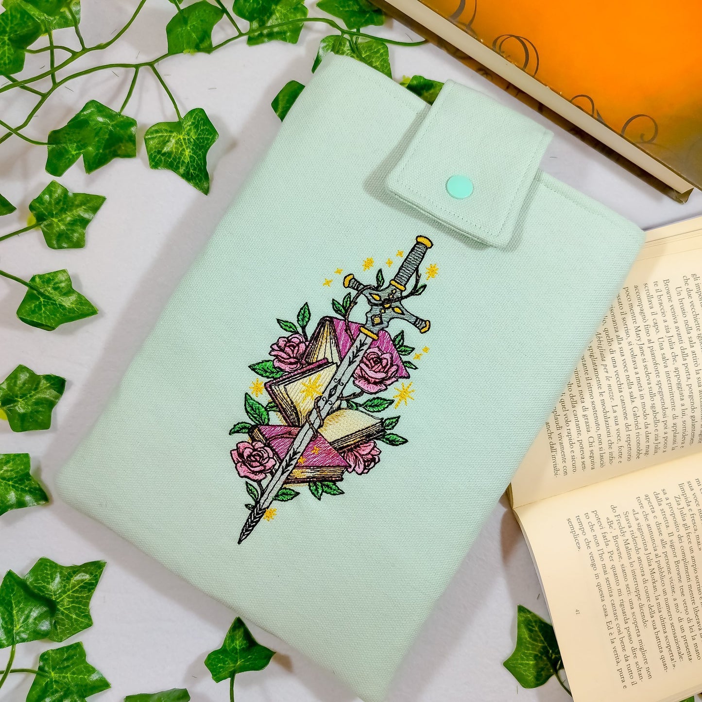 Book sleeve ricamata "Spada e libri" | Custodia per libri e cover Kindle