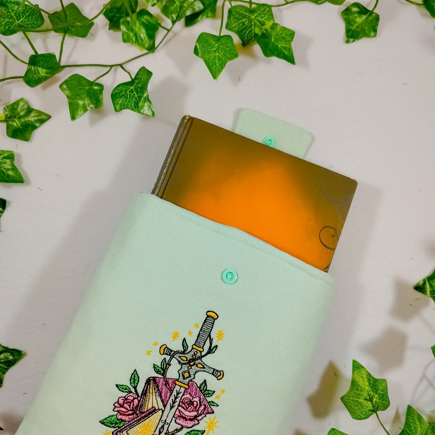 Book sleeve ricamata "Spada e libri" | Custodia per libri e cover Kindle