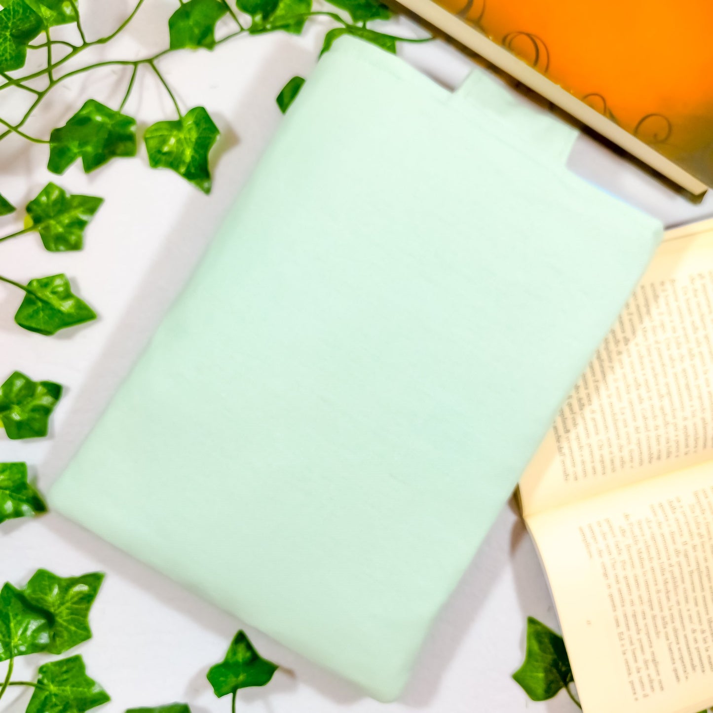 Book sleeve ricamata "Spada e libri" | Custodia per libri e cover Kindle