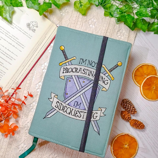 Book cover ricamata "I'm not procastinating" | Custodia per libri regolabile