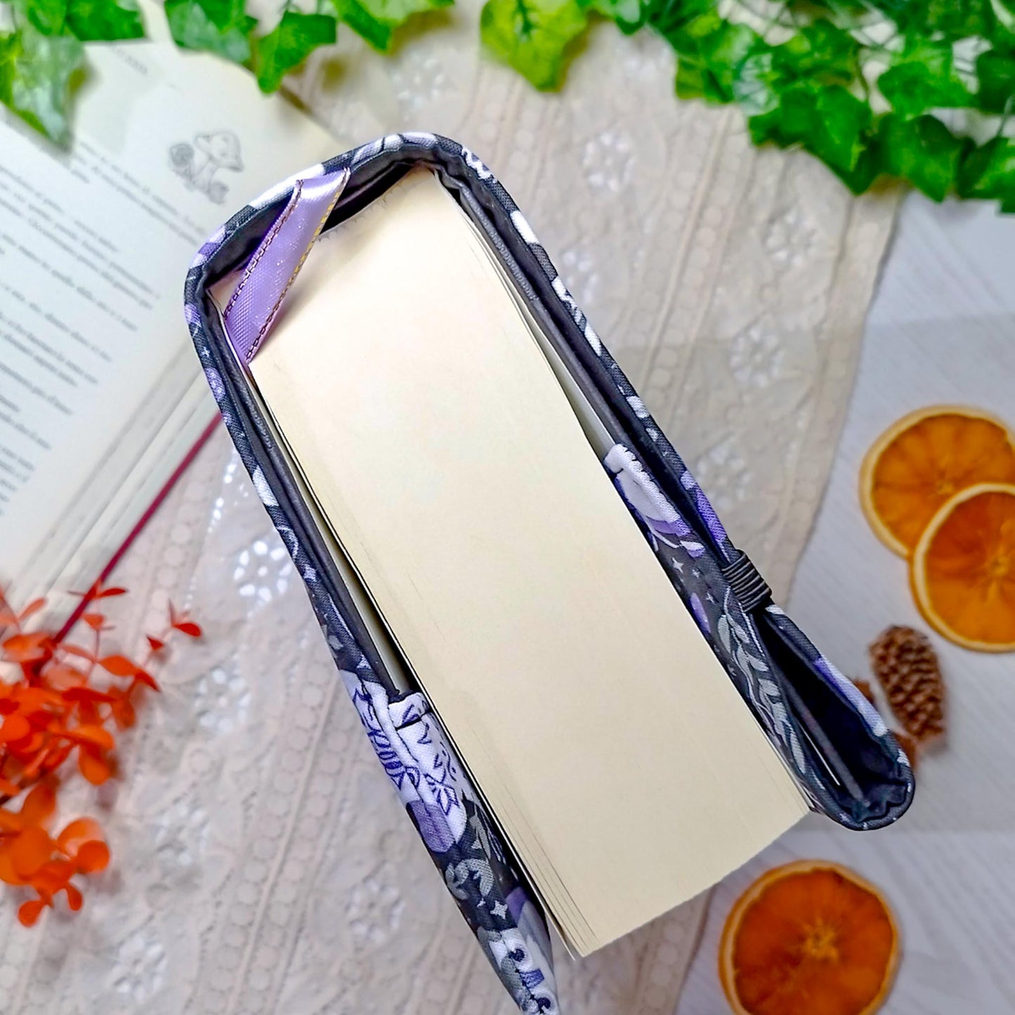 Book cover "Bosco della strega" | Custodia per libri regolabile