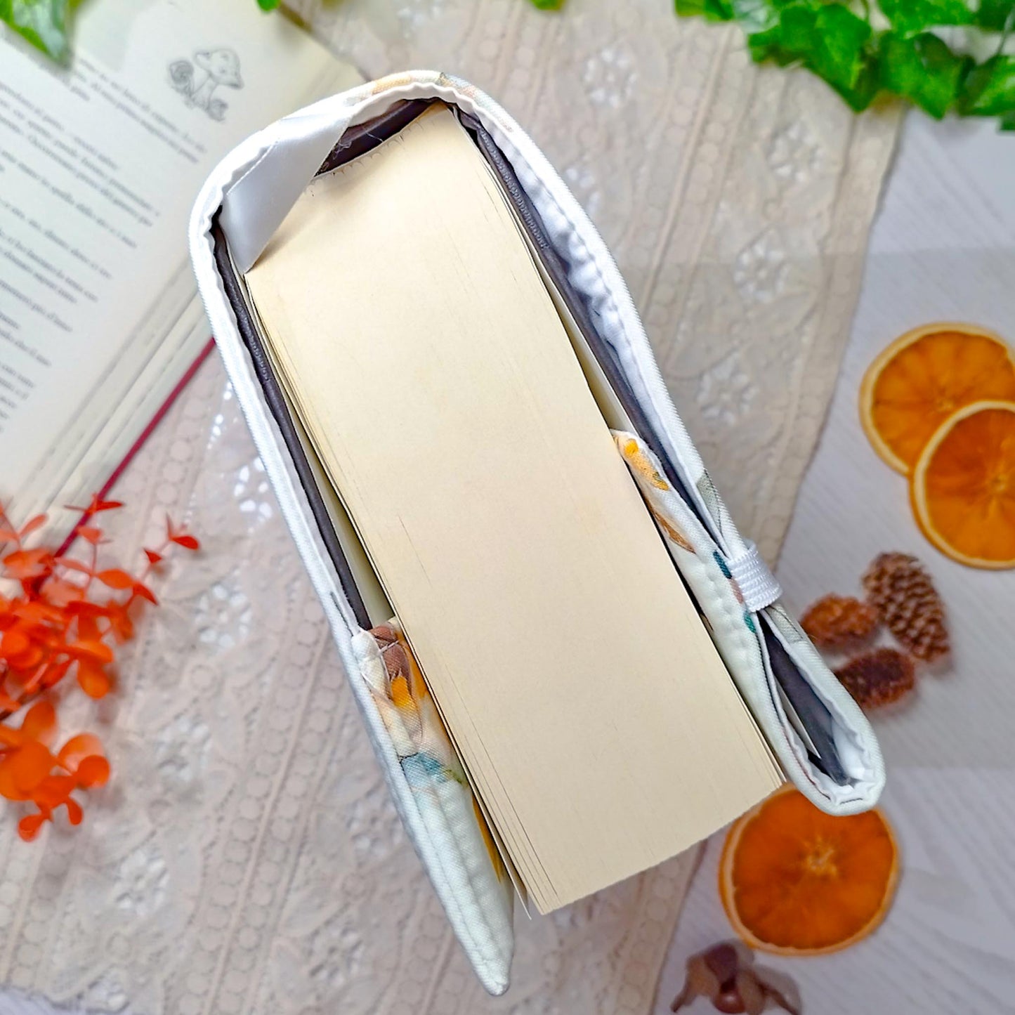 Book cover "Draghi che leggono" | Custodia per libri regolabile