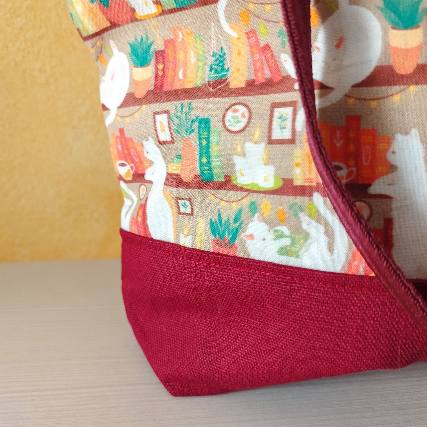 Borsa a spalla "Gatti in libreria beige"