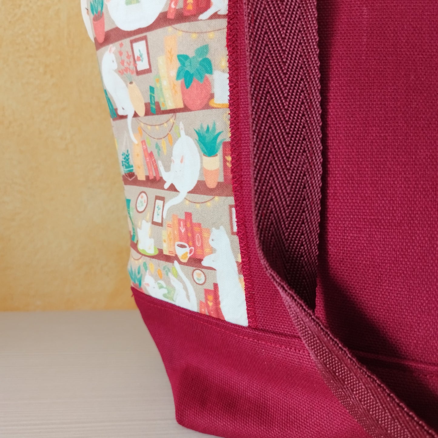 Borsa a spalla "Gatti in libreria beige"