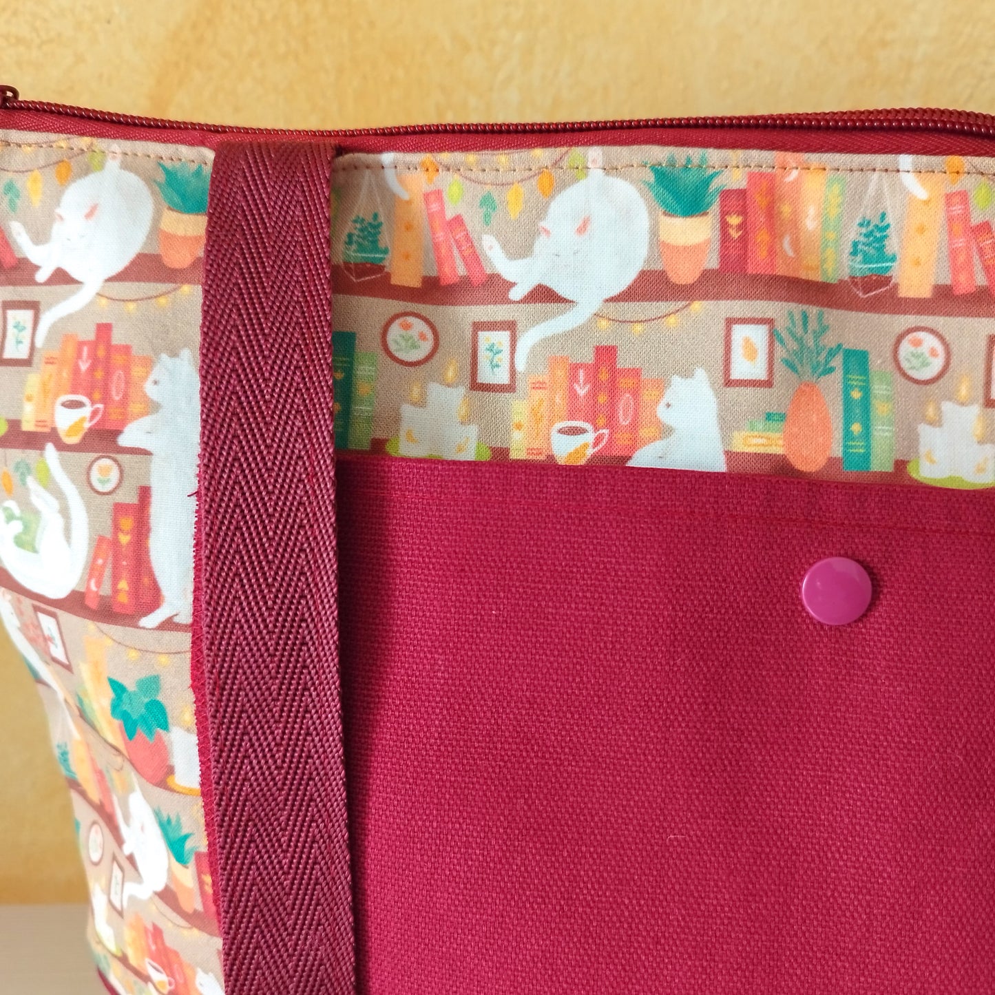 Borsa a spalla "Gatti in libreria beige"
