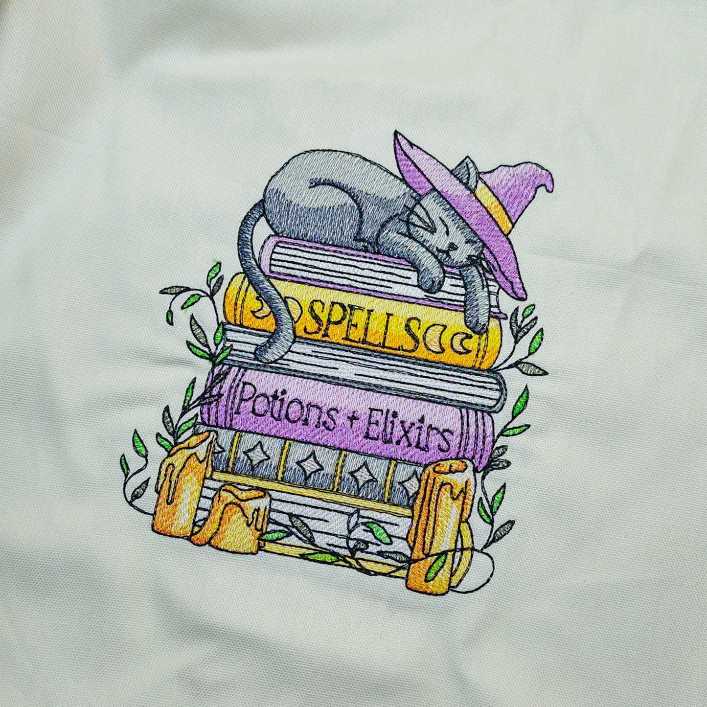 Borsa_shopper_ricamata_fantasy_gatto_che_dorme_sui_libri_di_magia_panna_