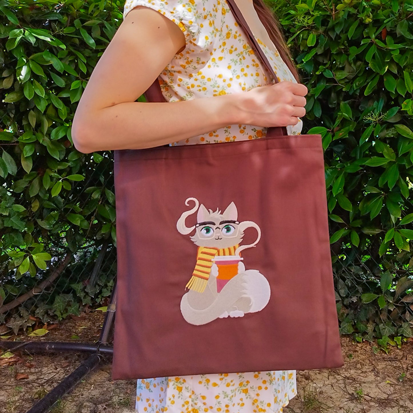 Borsa shopper tote bag fantasy ricamata - gatto cozy tazza fuori