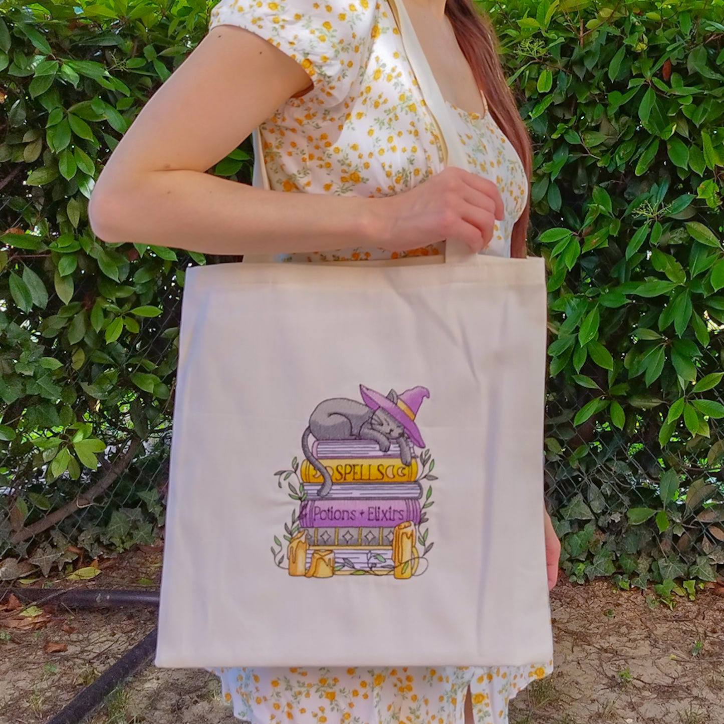 Borsa shopper tote bag fantasy ricamata - gatto sui libri incantesimi fuori