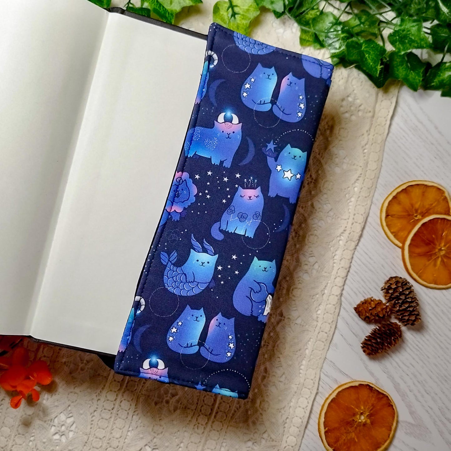 Book cover "Gatti zodiaco" | Custodia per libri regolabile