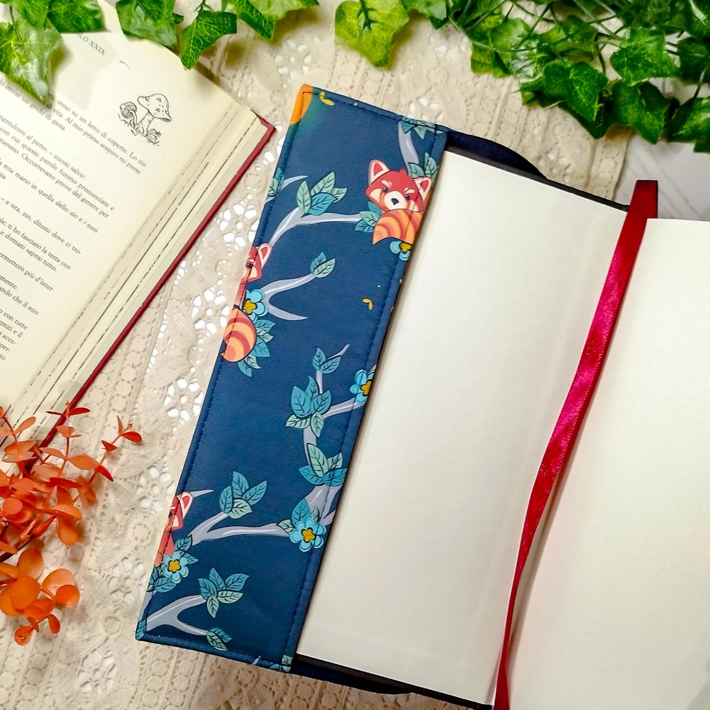 Book cover "Panda rossi sugli alberi" | Custodia per libri regolabile