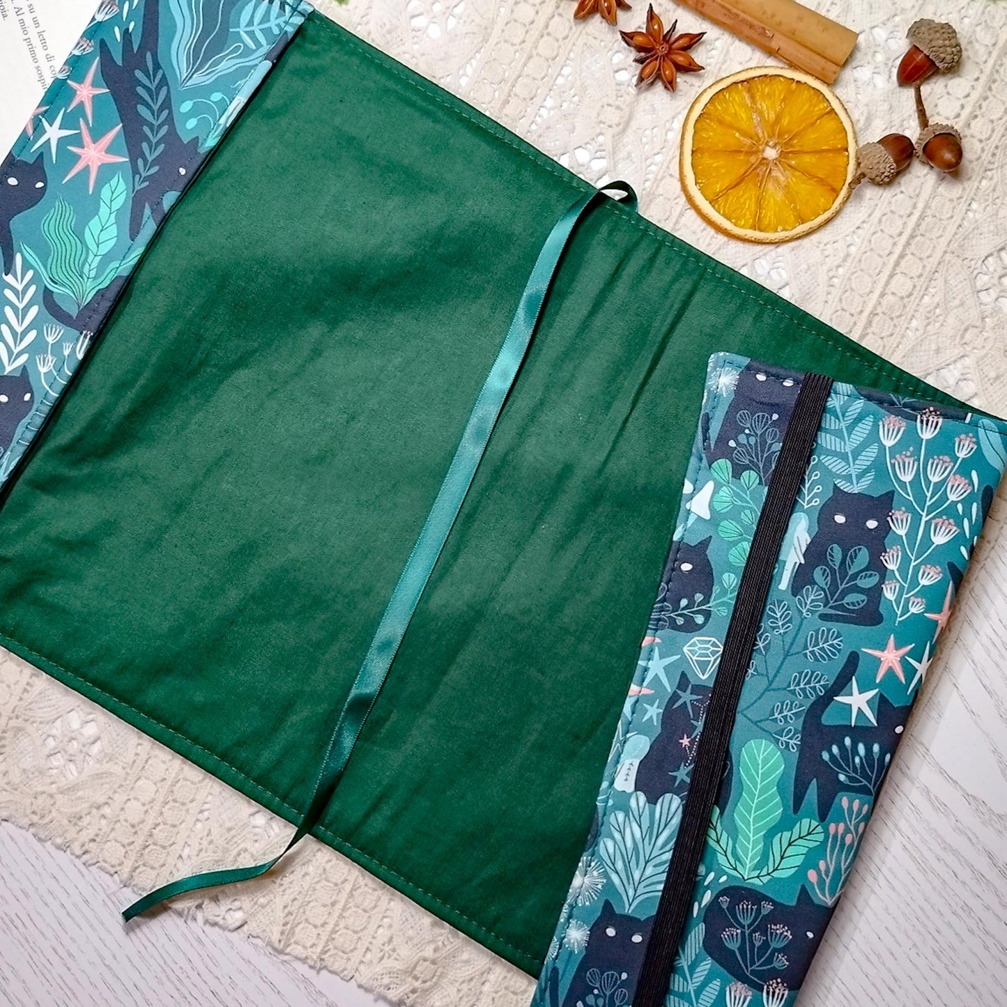 Book cover "Gatti neri nel bosco" | Custodia per libri regolabile