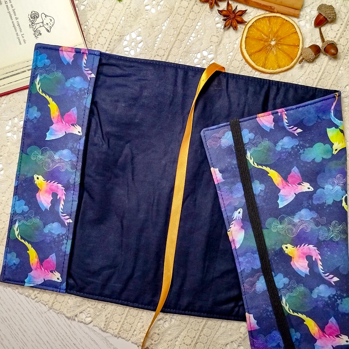 Book cover "Draghi che volano blu" | Custodia per libri regolabile