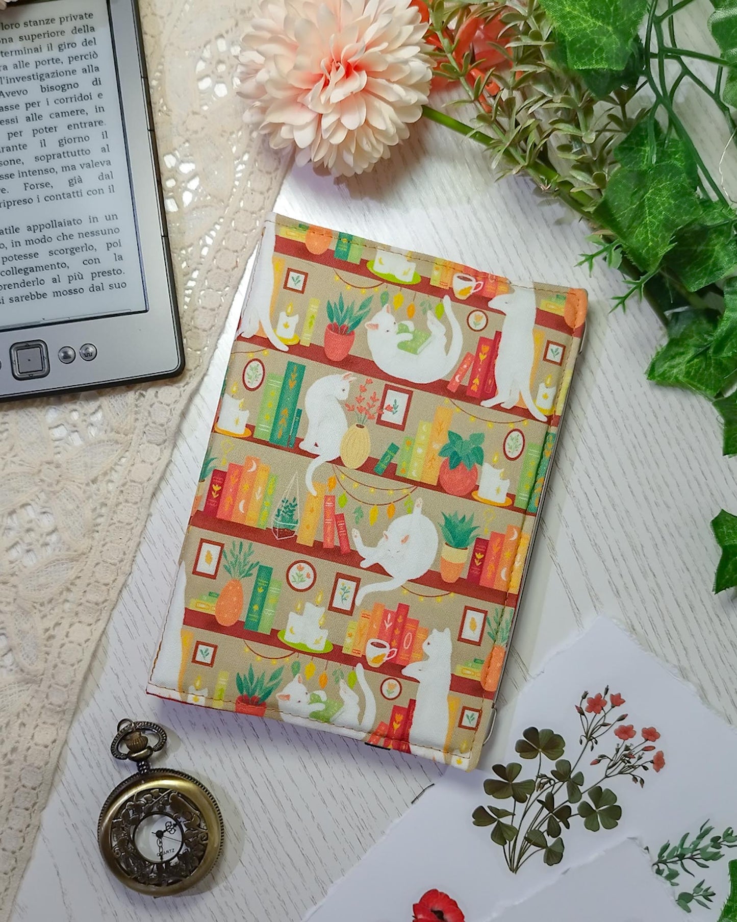 Cover rigida rimovibile per ebook reader Kindle e Kobo "Gatti in libreria beige"