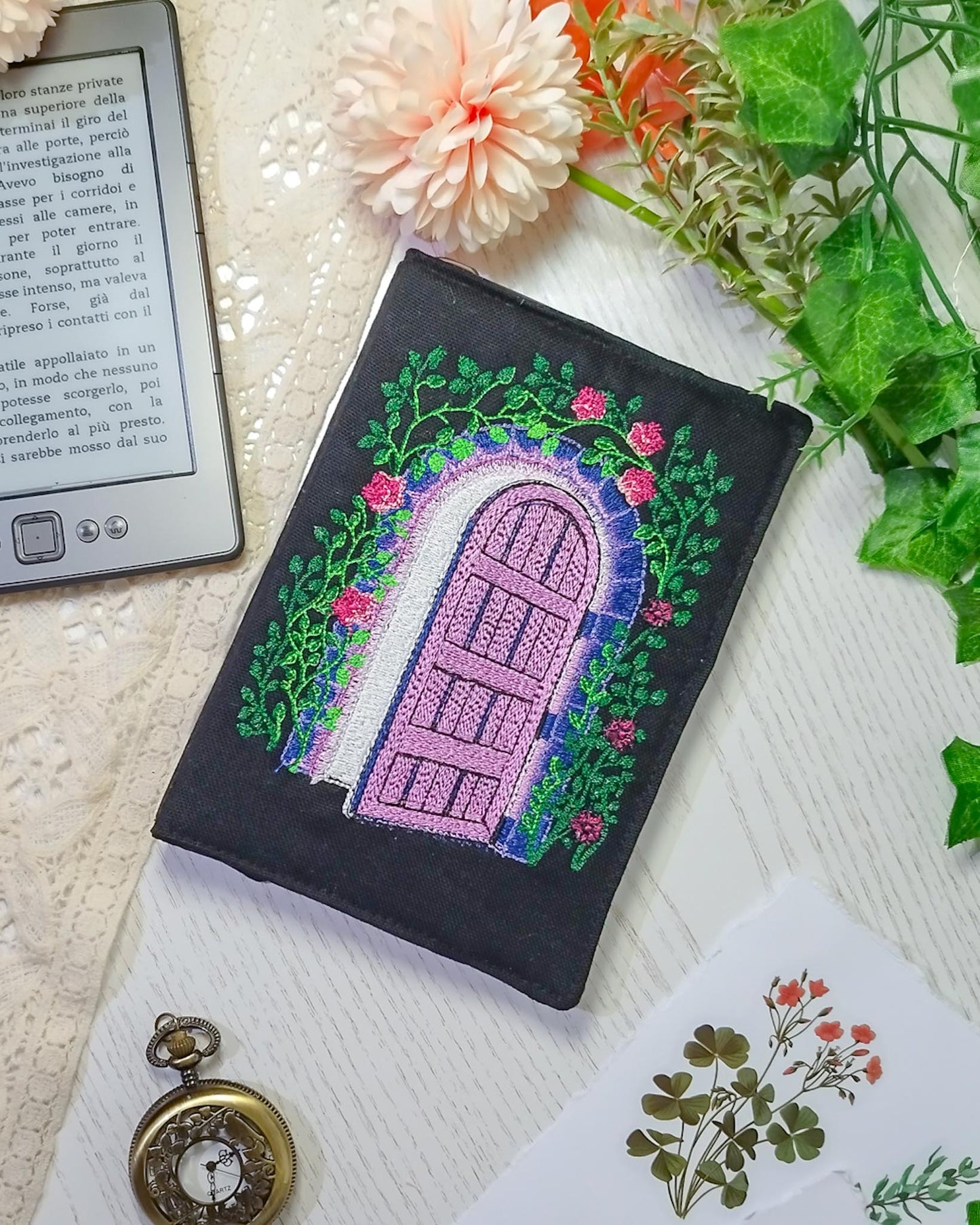 Cover rigida rimovibile ricamata per Kindle e Kobo "Porta sul giardino"