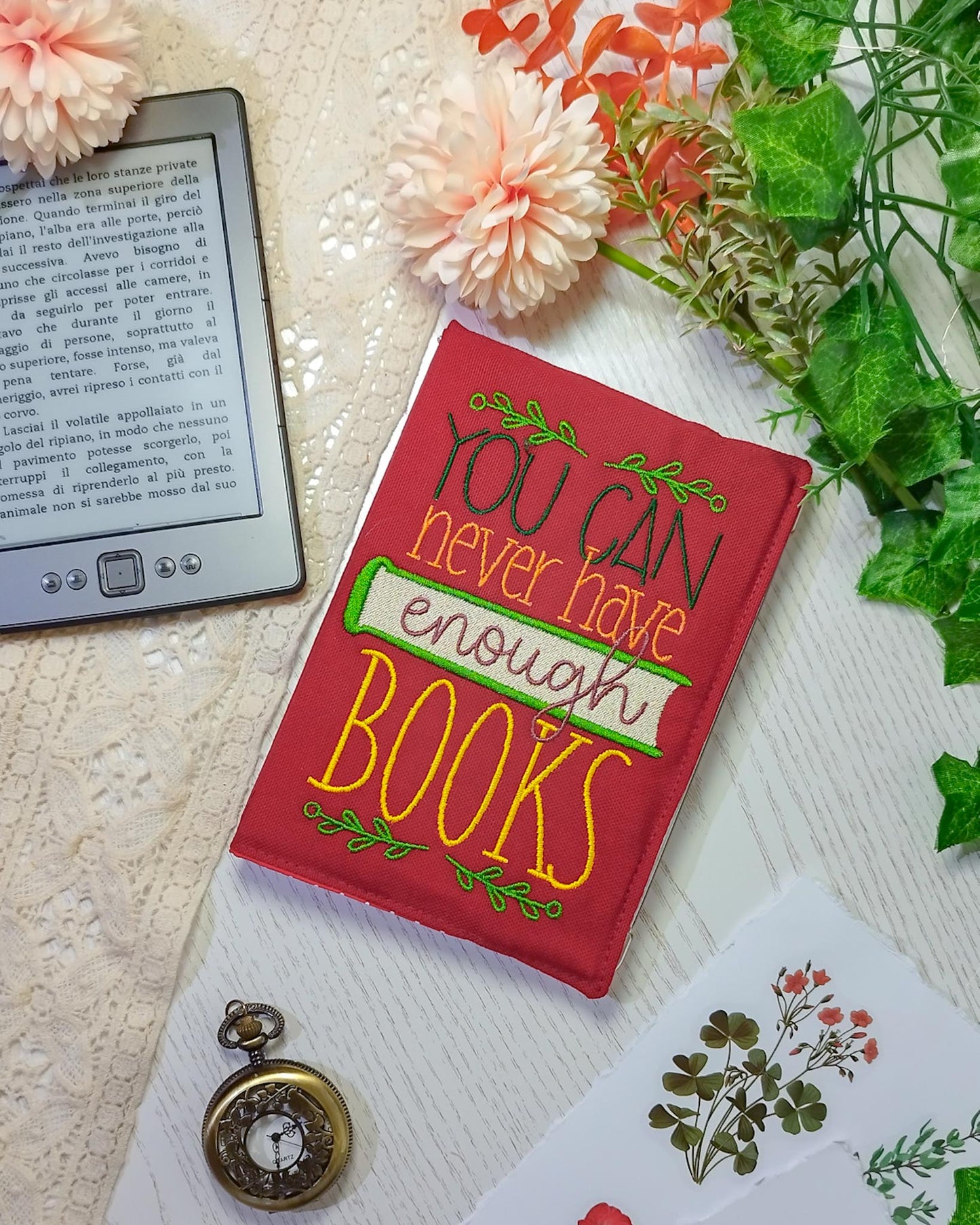 Cover rigida rimovibile ricamata per Kindle e Kobo "Never have enough books"