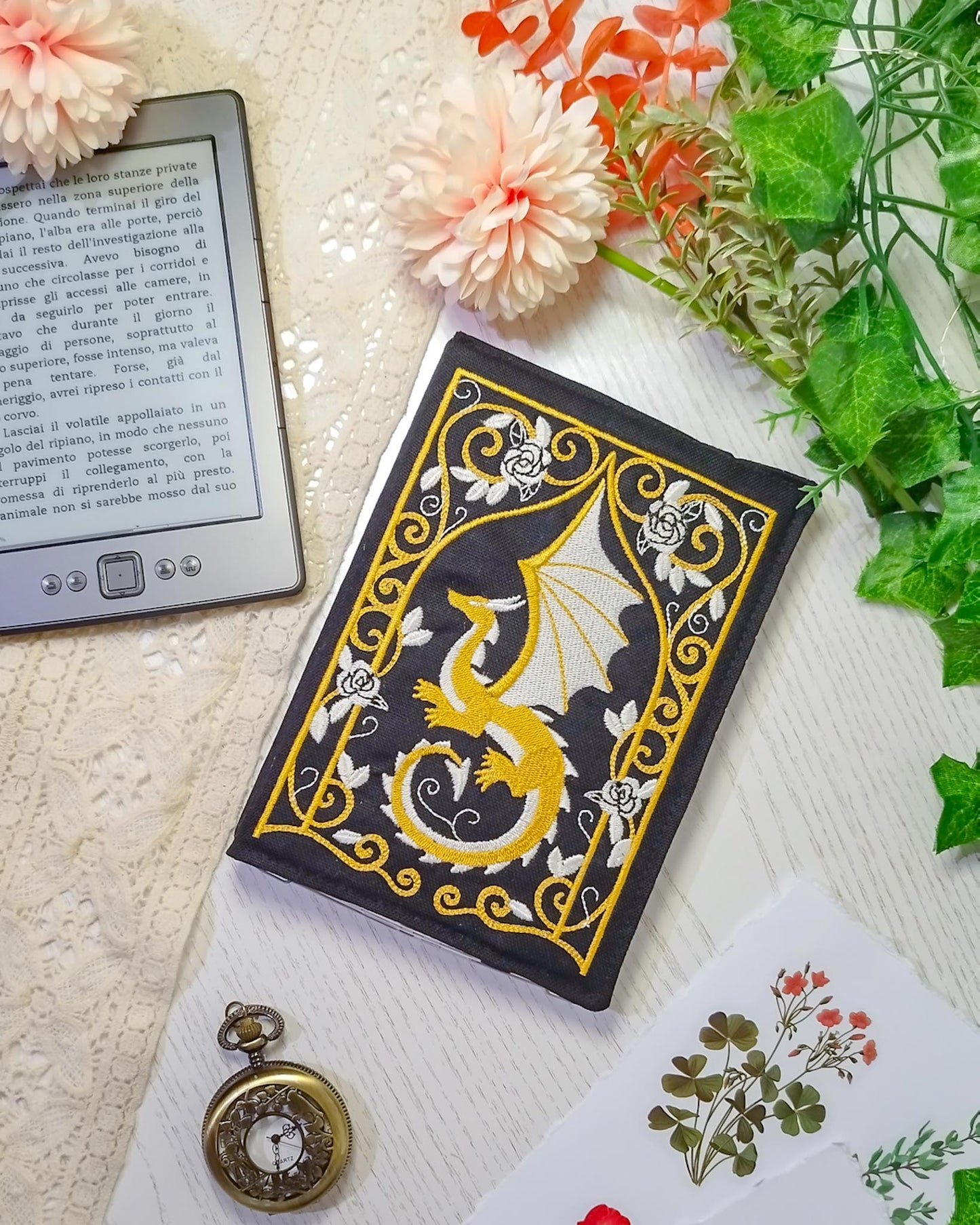 Cover rigida rimovibile ricamata per Kindle e Kobo "Drago ghirigori"