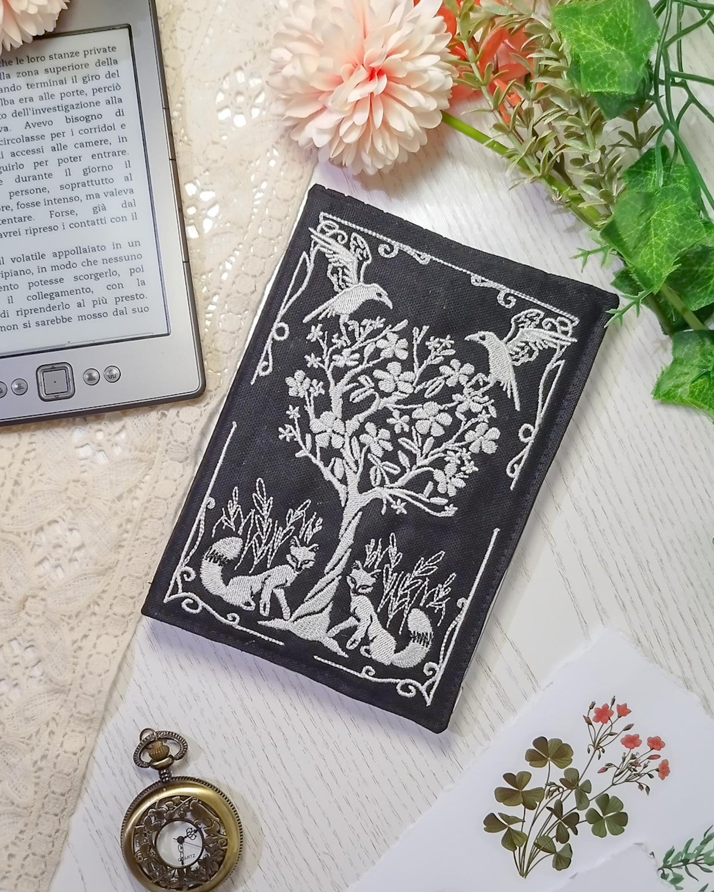 Cover rigida rimovibile ricamata per Kindle e Kobo "Volpi e corvi"