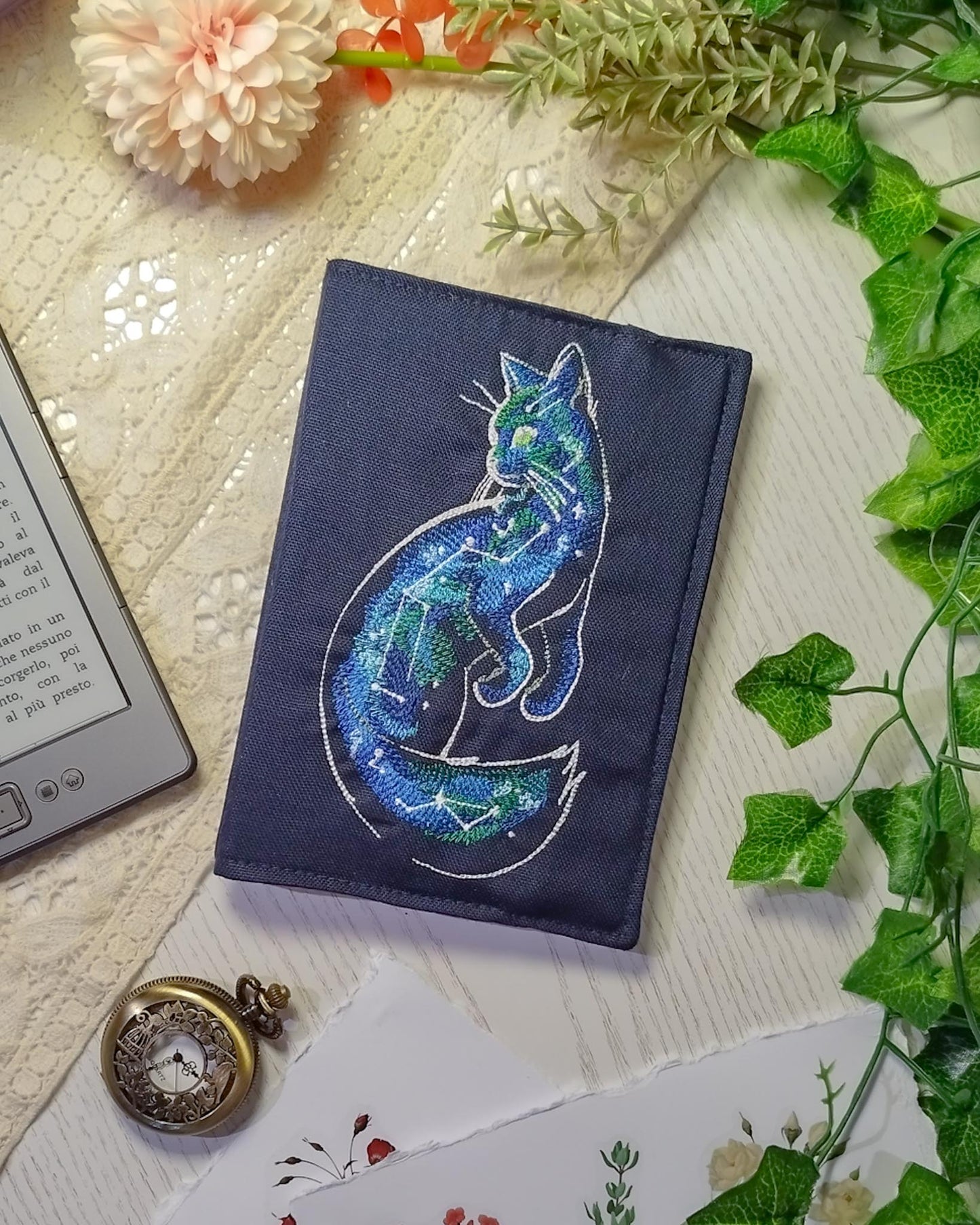 Cover rigida rimovibile ricamata per Kindle e Kobo "Gatto celestiale"