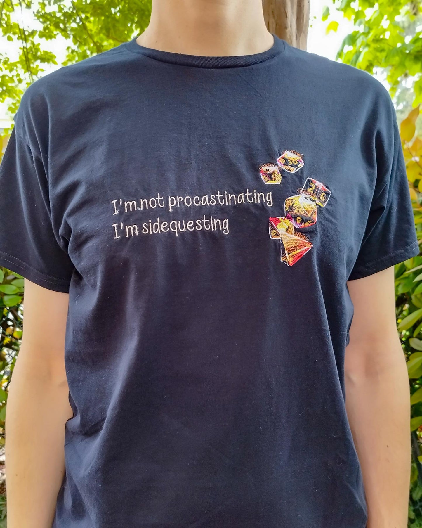 Maglietta in cotone ricamata "I'm not procastinating" con dadi