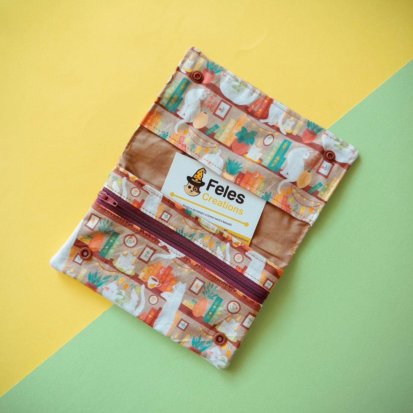 Porta tabacco Gatti in libreria beige