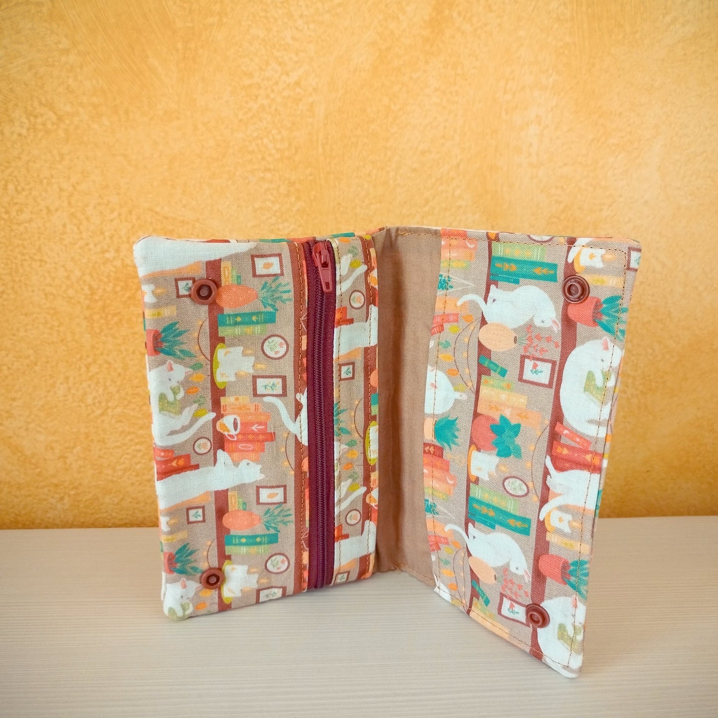 Porta tabacco Gatti in libreria beige