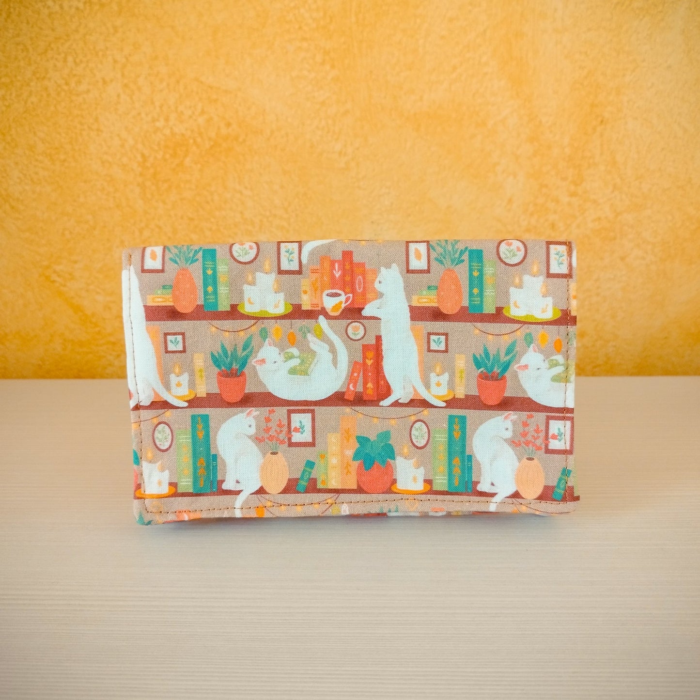 Porta tabacco Gatti in libreria beige