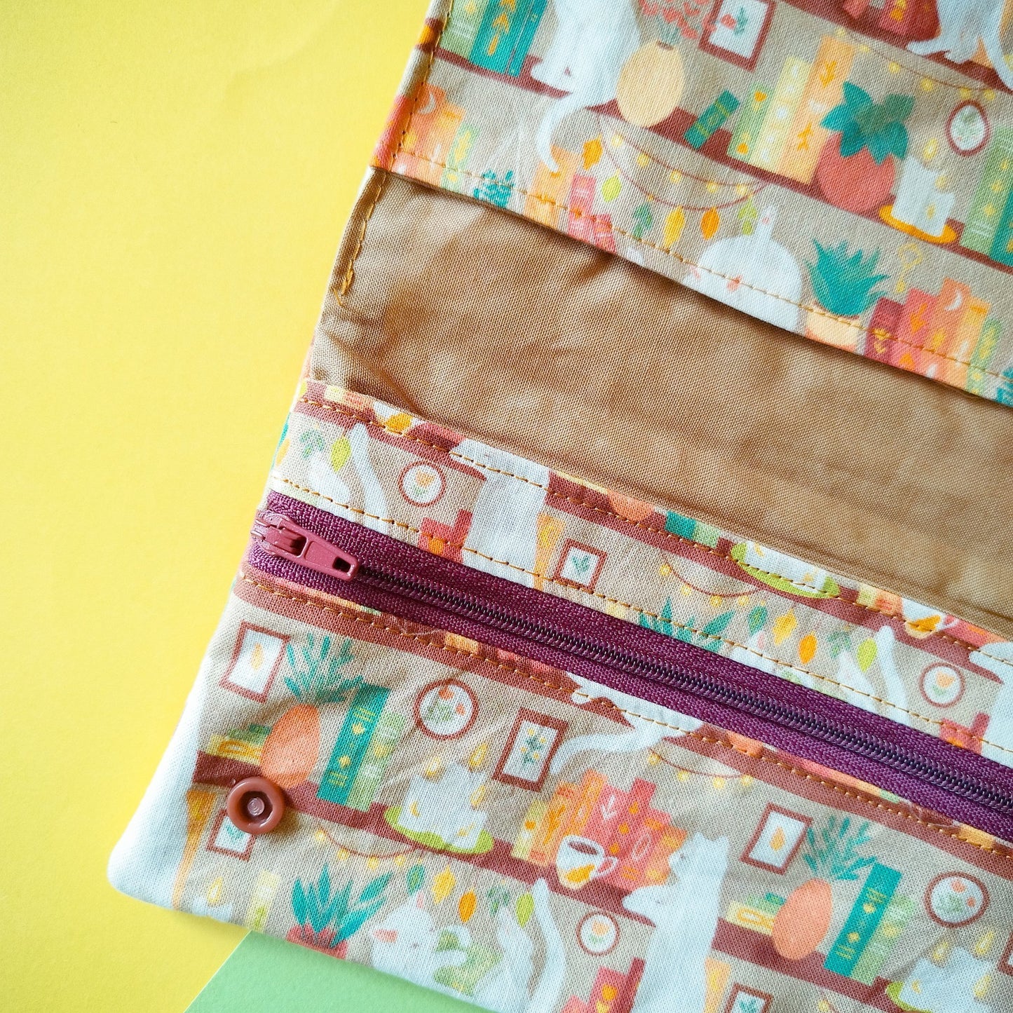 Porta tabacco Gatti in libreria beige