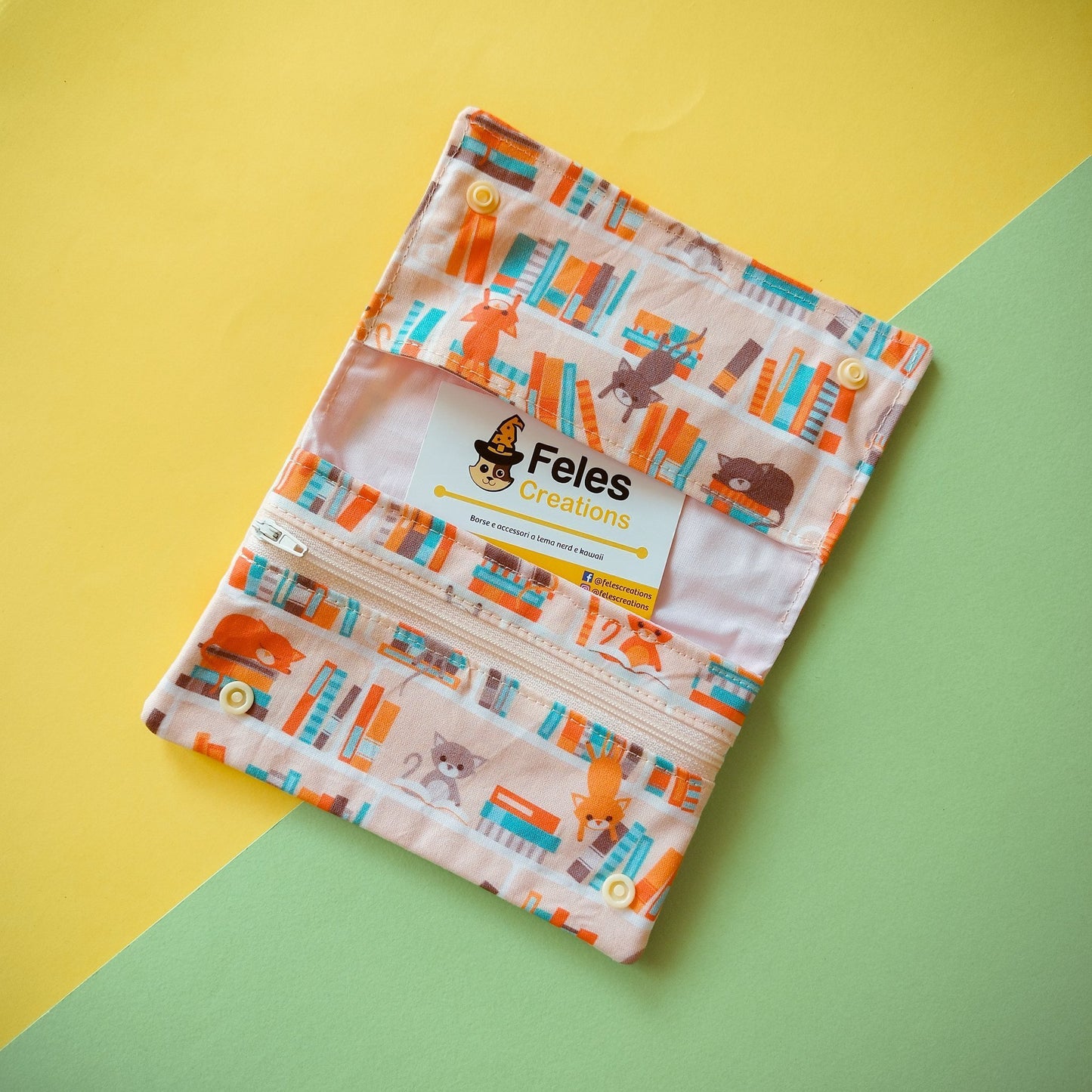 Porta tabacco Gatti in libreria rosa