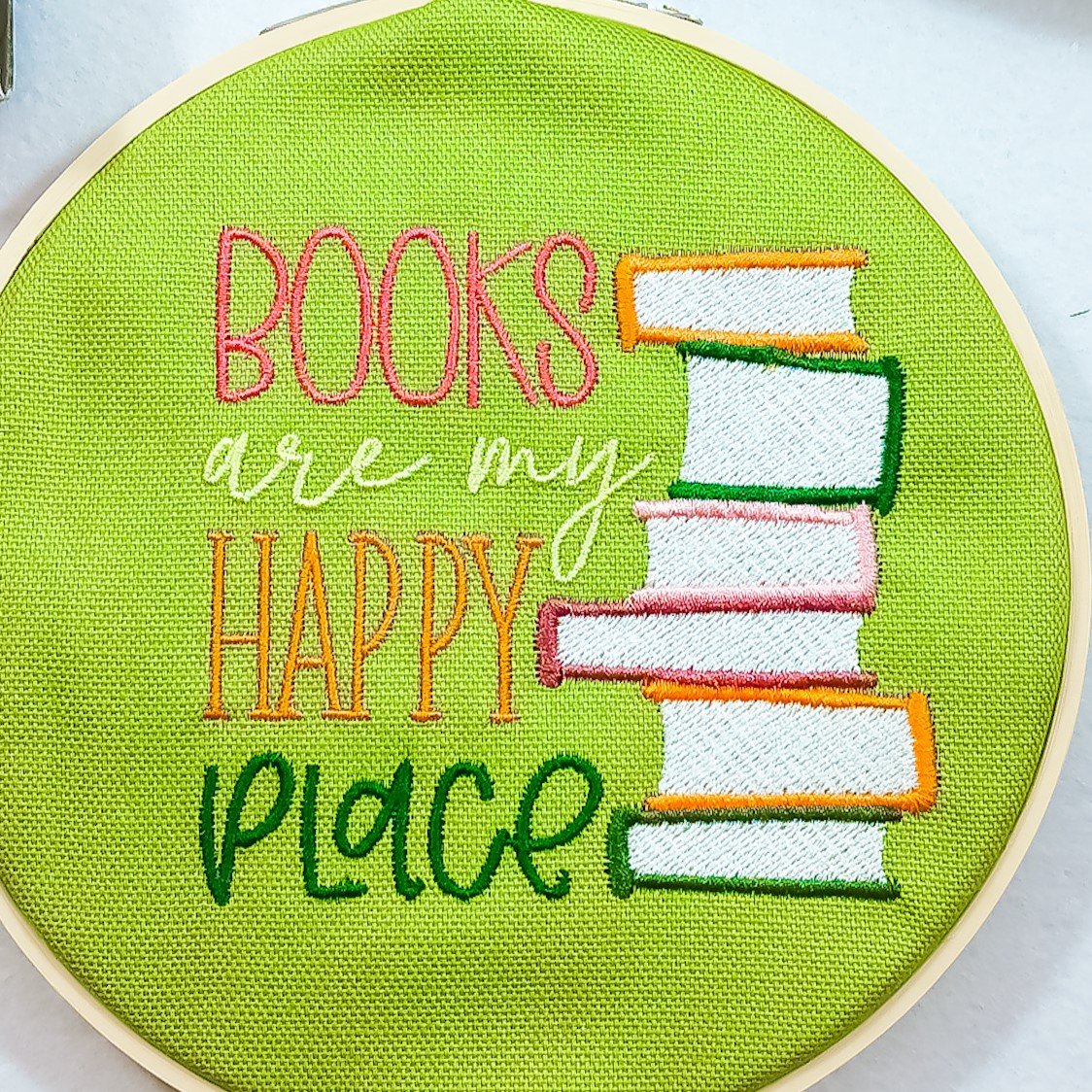 Decoro da parete a tema lettura "Books are my happy place"