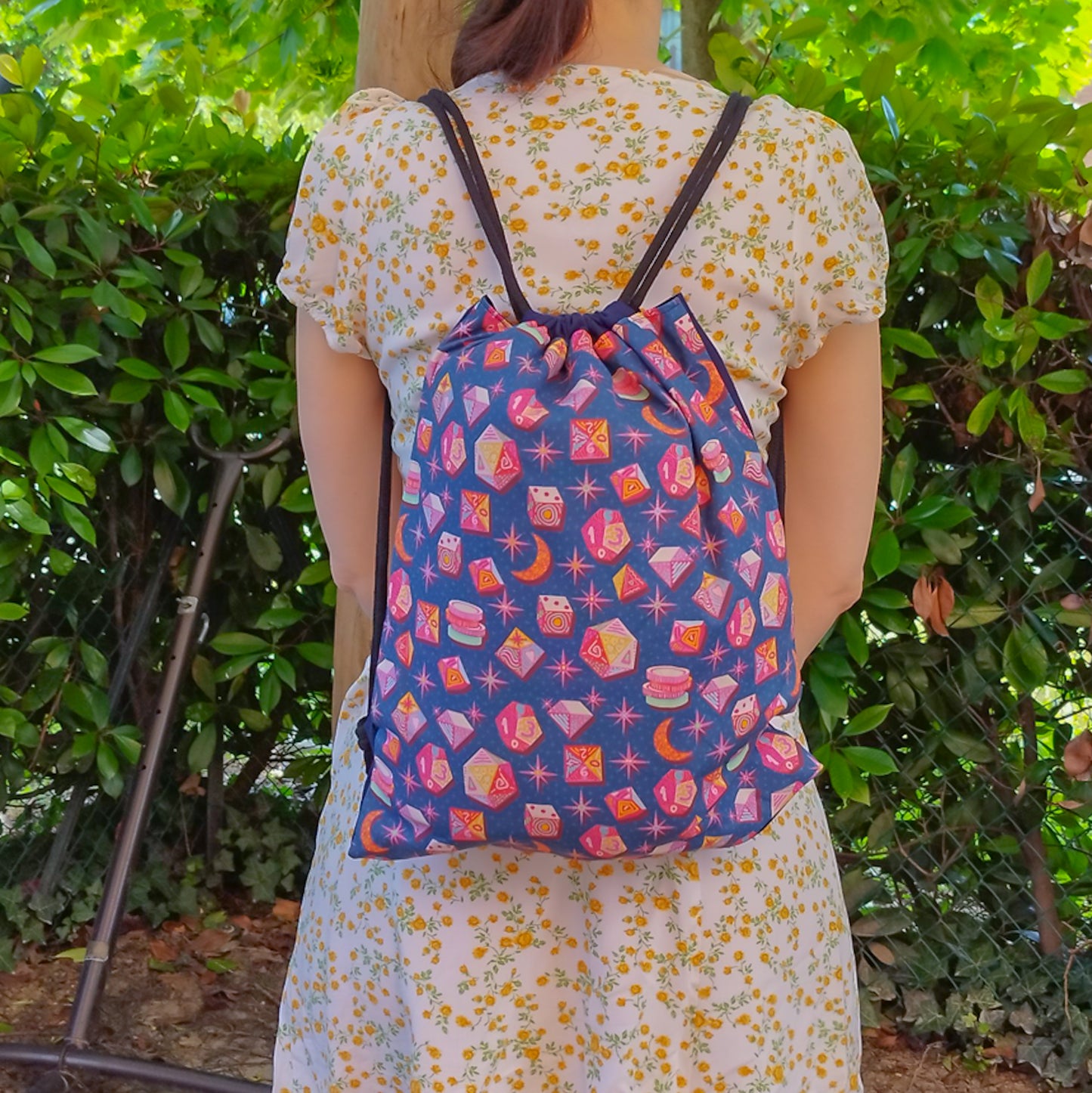 Sacca zaino con coulisse fantasy - dadi e lune fuori