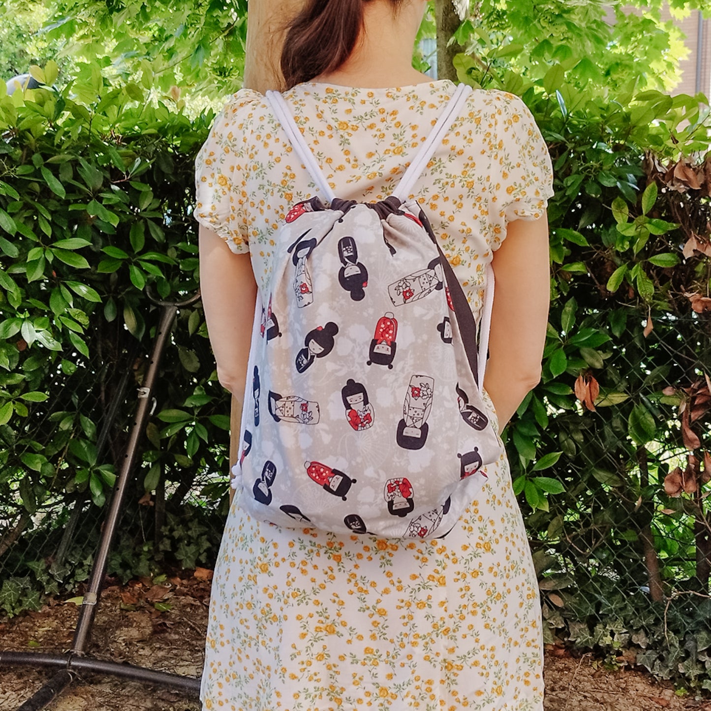 Sacca zaino con coulisse fantasy - kokeshi giapponesi fuori