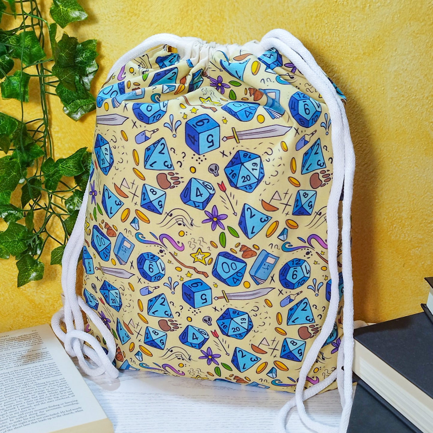 Sacca_zaino_fantasy_in_cotone_foderata_giochi_di_ruolo_dadi_blu_beige_-_fronte_piena