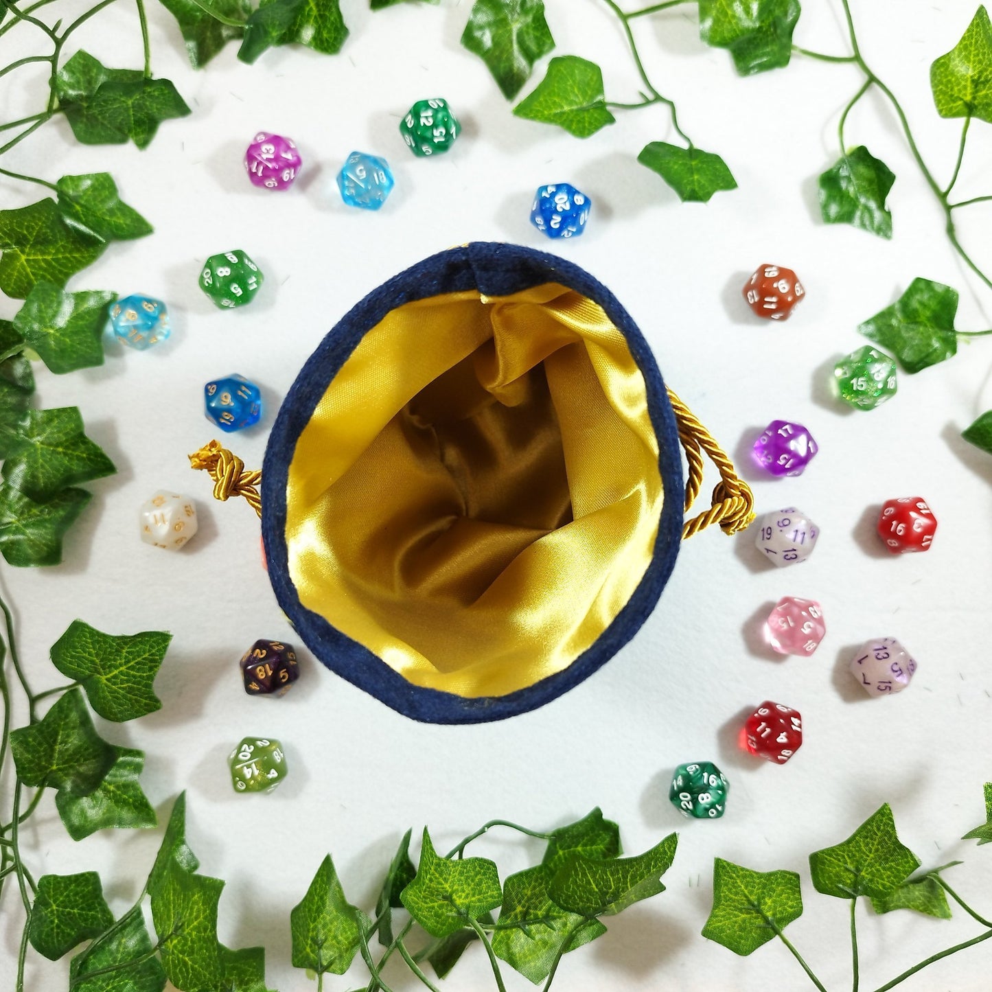 Sacchetto porta dadi ricamato "Yes, I really do need all these dice!"