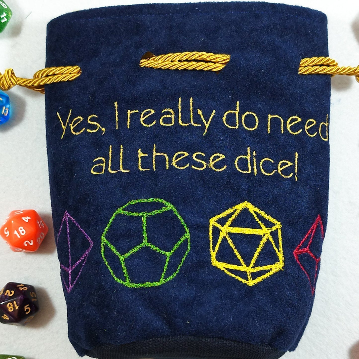 Sacchetto porta dadi ricamato "Yes, I really do need all these dice!"