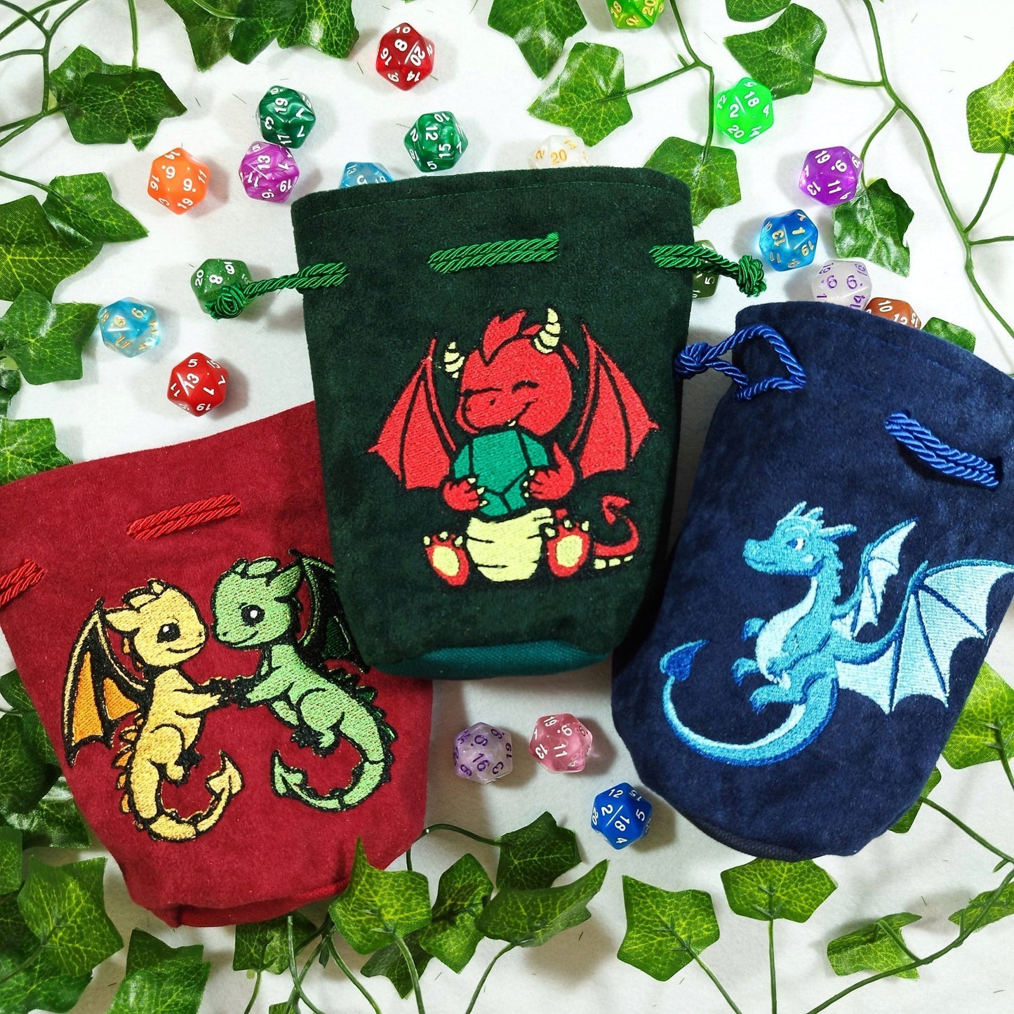 Sacchetto porta dadi ricamato "Drago con gemma"