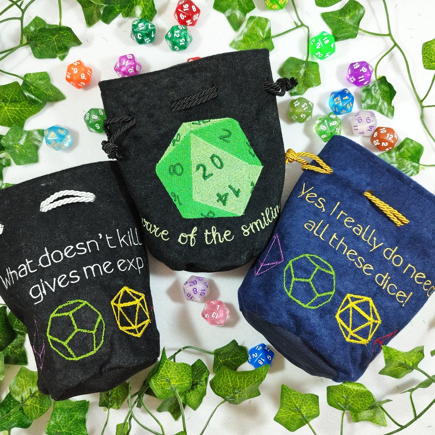 Sacchetto porta dadi ricamato "Yes, I really do need all these dice!"