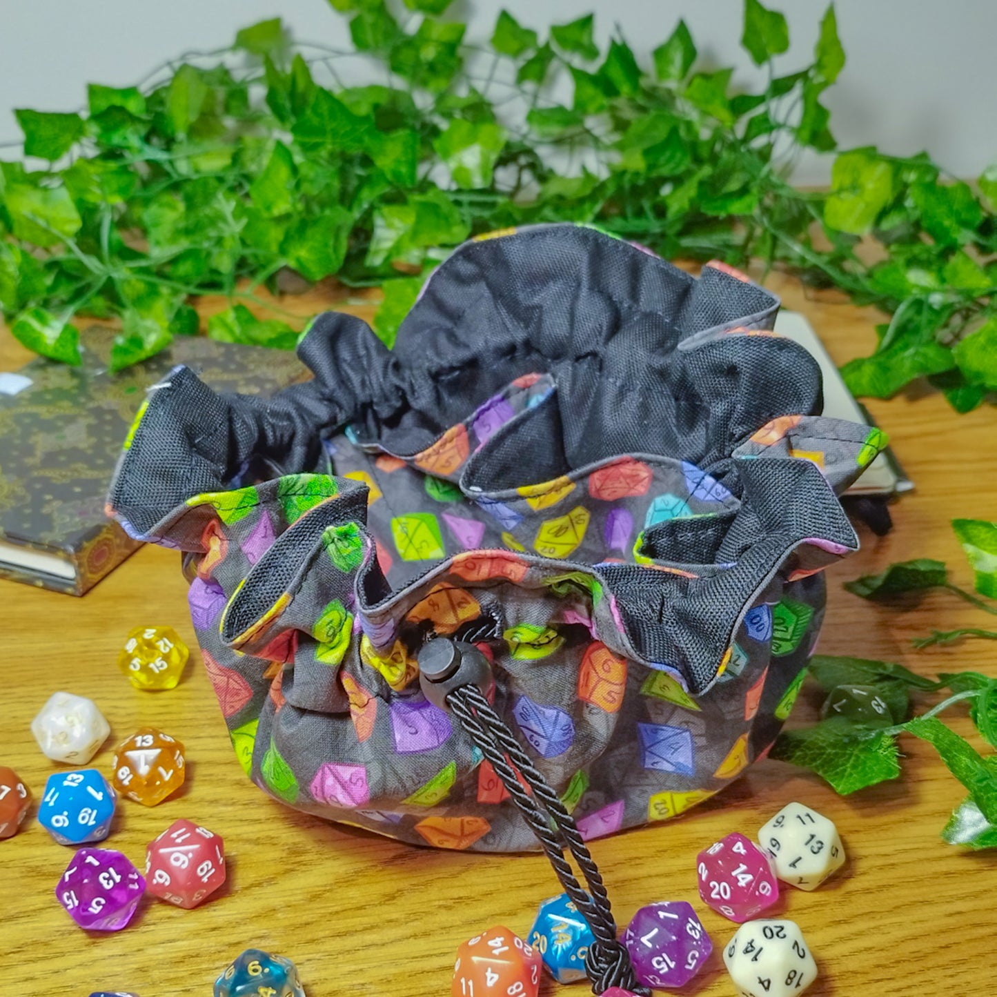 Sacchetto_porta_dadi_con_tasche_fantasy_gdr_color_nero_