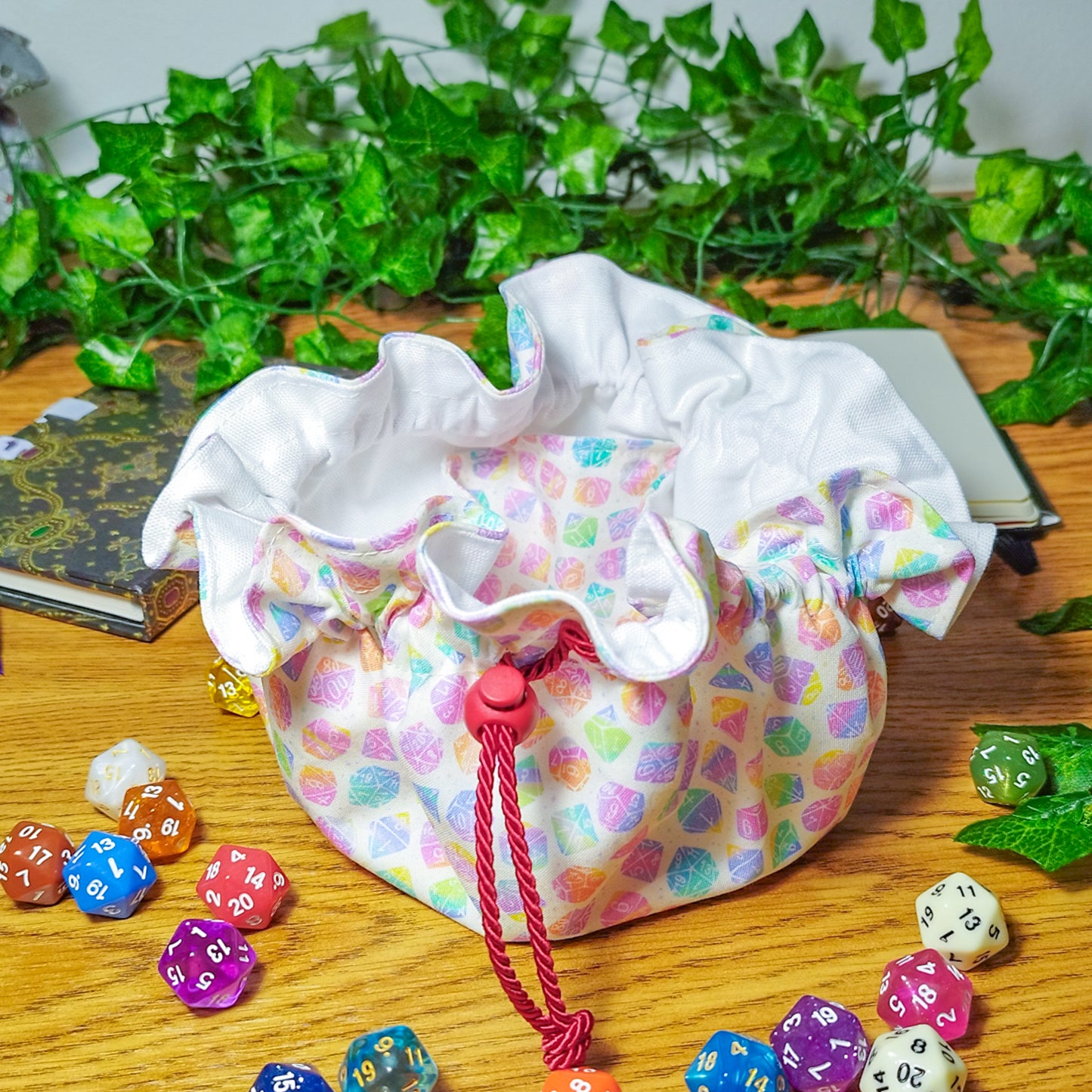 Sacchetto_porta_dadi_con_tasche_fantasy_gdr_colorati_bianco_