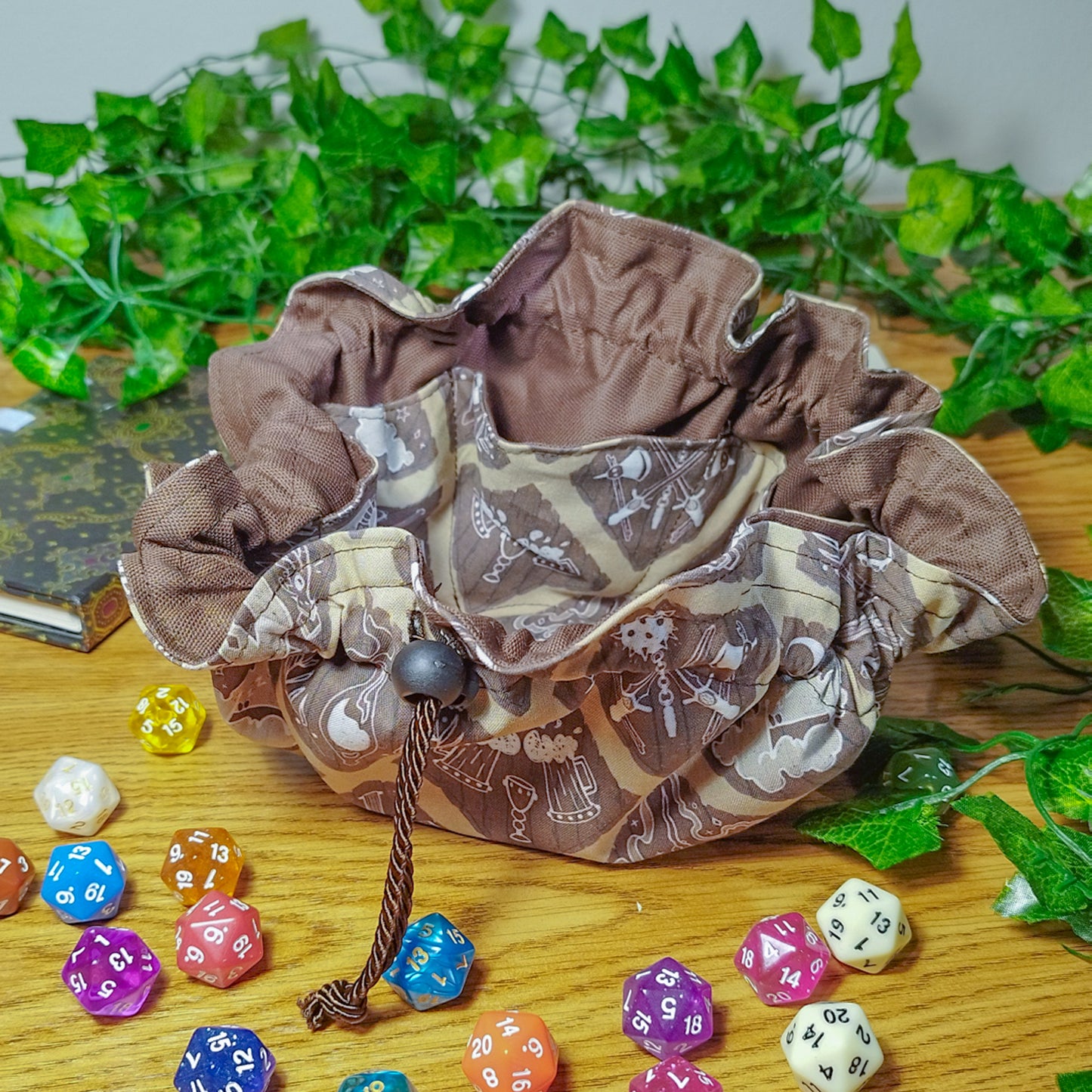 Sacchetto_porta_dadi_con_tasche_fantasy_gdr_villaggio_