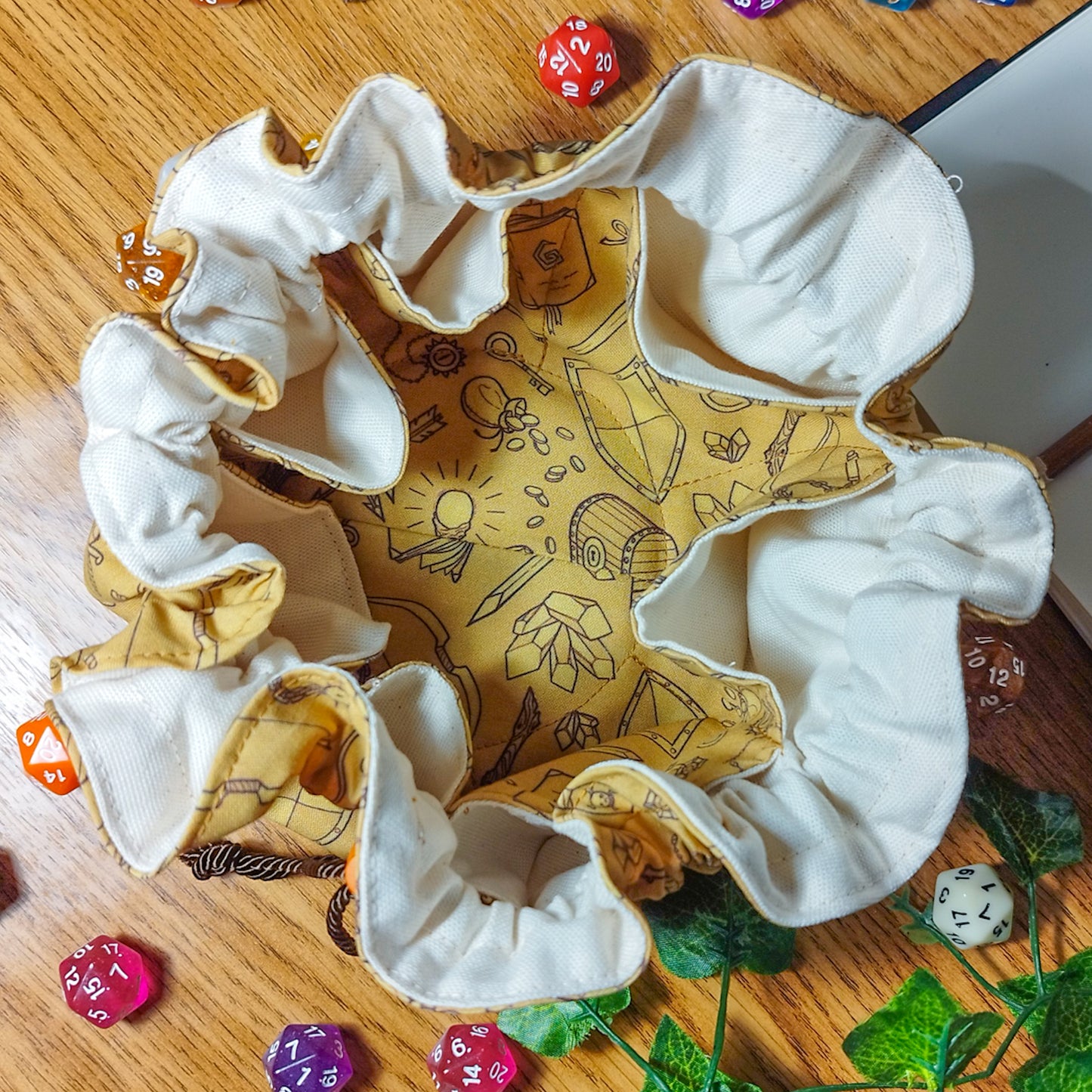 Sacchetto_porta_dadi_con_tasche_fantasy_in_cotone_gdr_marrone_